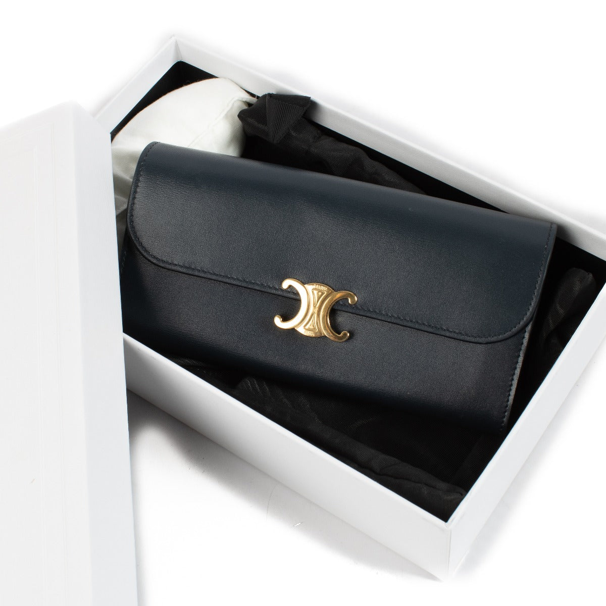 Shop safe online at Labellov in Antwerp, Brussels and Knokke this 100% authentic second hand Celine Blue Long Shiny Calfskin Triomphe Wallet. Veilig online tweedehands authentieke Céline portefeuille kopen bij Labellov.