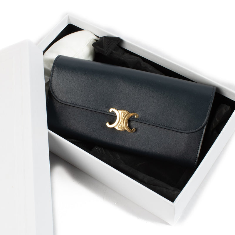 Shop safe online at Labellov in Antwerp, Brussels and Knokke this 100% authentic second hand Celine Blue Long Shiny Calfskin Triomphe Wallet. Veilig online tweedehands authentieke Céline portefeuille kopen bij Labellov.