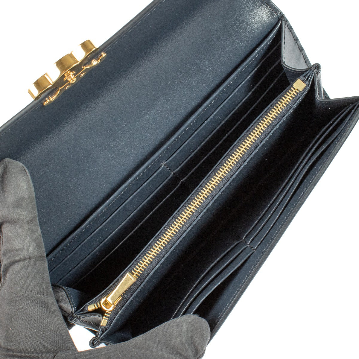 Shop safe online at Labellov in Antwerp, Brussels and Knokke this 100% authentic second hand Celine Blue Long Shiny Calfskin Triomphe Wallet. Veilig online tweedehands authentieke Céline portefeuille kopen bij Labellov.