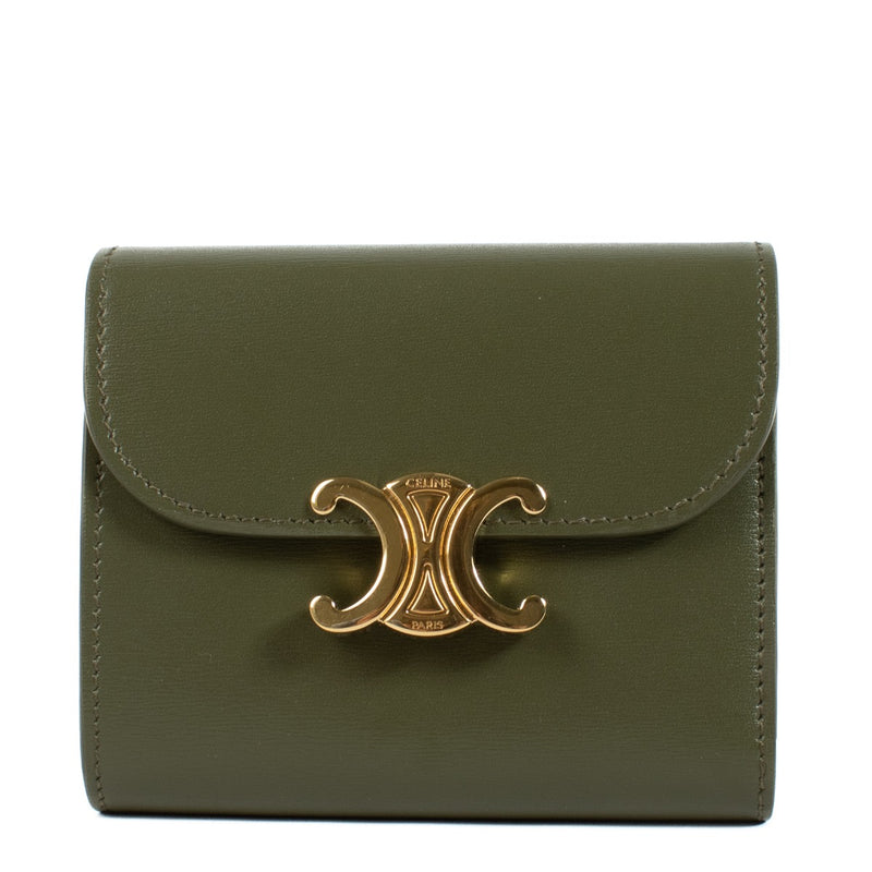 Shop safe online at Labellov in Antwerp, Brussels and Knokke this 100% authentic Celine Green Shiny Calfskin Small Flap Triomphe Wallet. Veilig online tweedehands authentieke Céline portefeuille kopen bij Labellov.