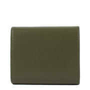 Shop safe online at Labellov in Antwerp, Brussels and Knokke this 100% authentic Celine Green Shiny Calfskin Small Flap Triomphe Wallet. Veilig online tweedehands authentieke Céline portefeuille kopen bij Labellov.