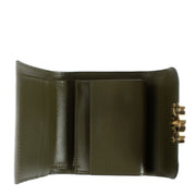 Shop safe online at Labellov in Antwerp, Brussels and Knokke this 100% authentic Celine Green Shiny Calfskin Small Flap Triomphe Wallet. Veilig online tweedehands authentieke Céline portefeuille kopen bij Labellov.