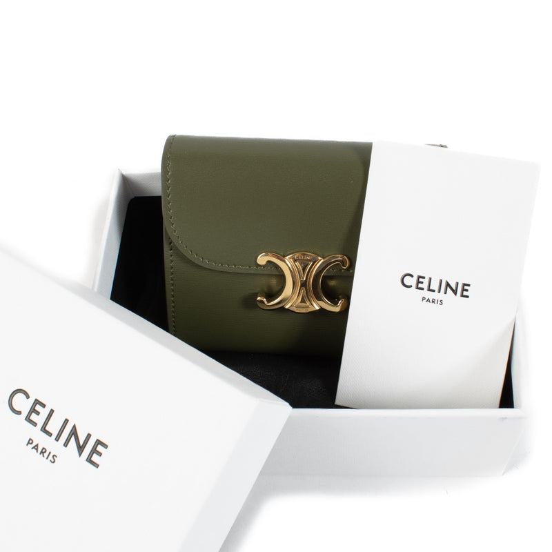 Shop safe online at Labellov in Antwerp, Brussels and Knokke this 100% authentic Celine Green Shiny Calfskin Small Flap Triomphe Wallet. Veilig online tweedehands authentieke Céline portefeuille kopen bij Labellov.