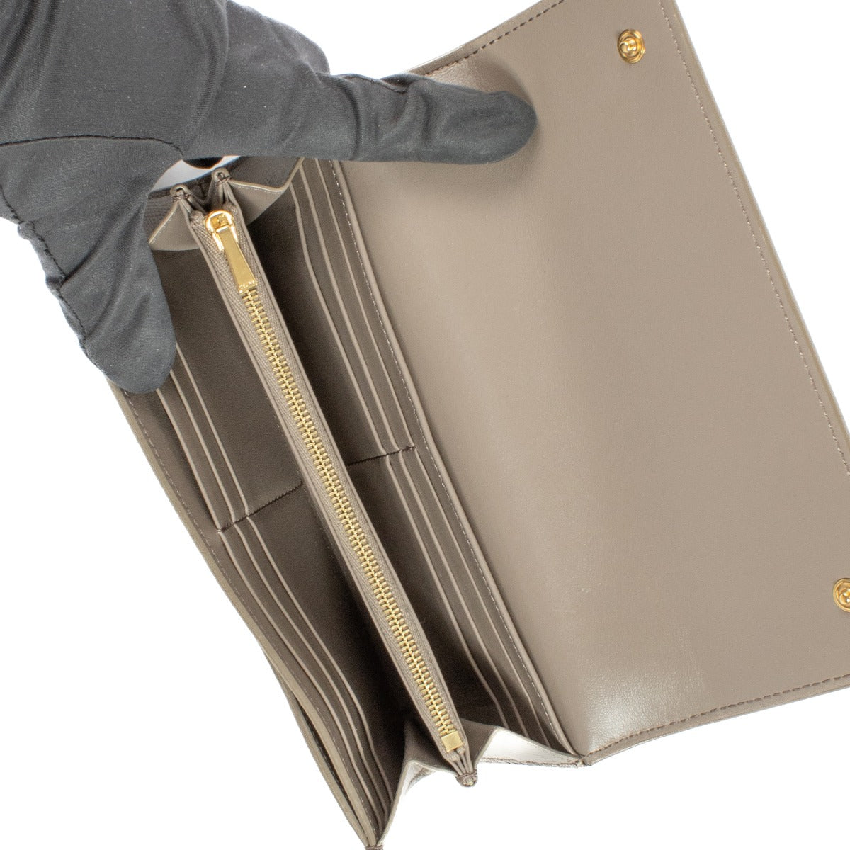 Shop safe online at Labellov in Antwerp, Brussels and Knokke this 100% authentic second hand Céline Taupe Grained Calfskin Long Flap Wallet