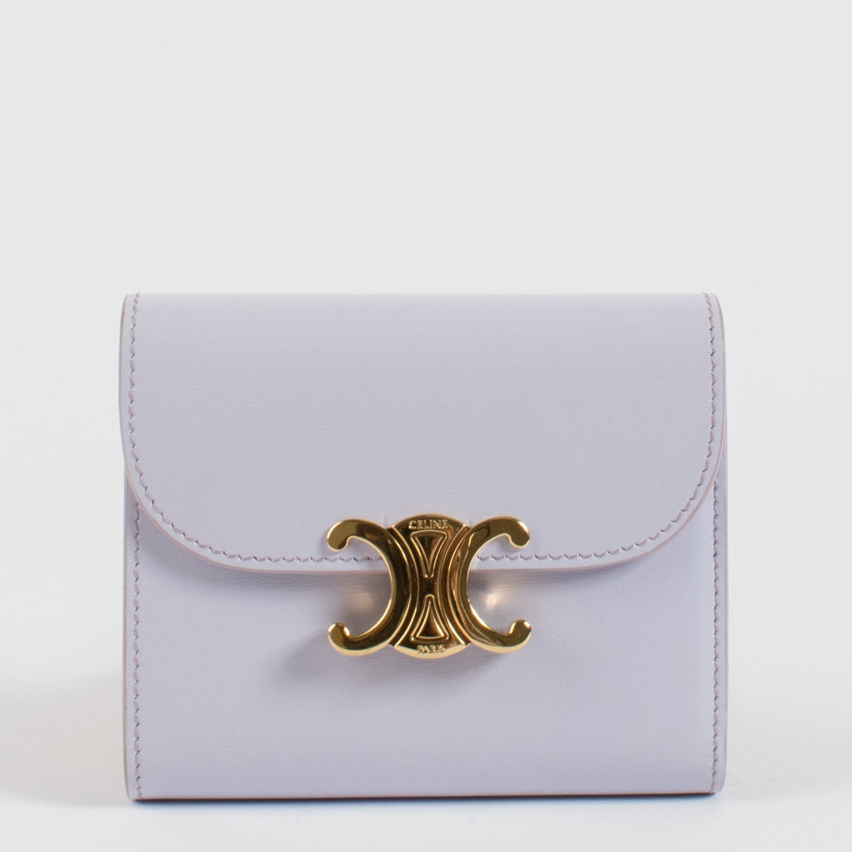 Shop safe online at Labellov in Antwerp, Brussels and Knokke this 100% authentic second hand Celine Pastel Mauve Small Flap Triomphe Wallet.