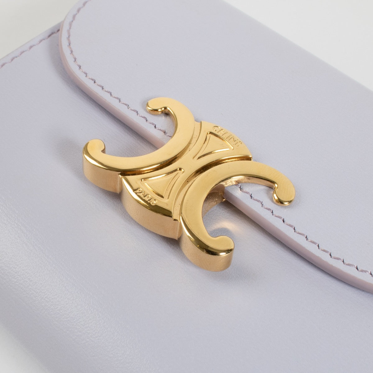 Shop safe online at Labellov in Antwerp, Brussels and Knokke this 100% authentic second hand Celine Pastel Mauve Small Flap Triomphe Wallet.