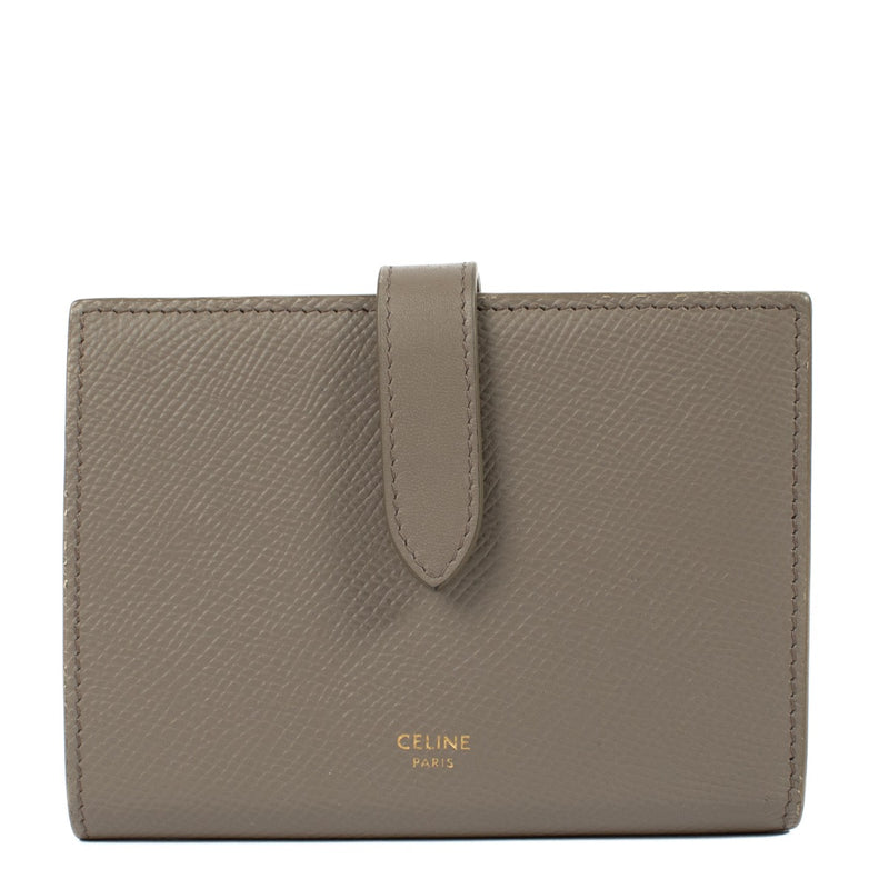 Shop safe online at Labellov in Antwerp, Brussels and Knokke this 100% authentic second hand Celine Taupe Grained Calfskin Strap Wallet. Veilig online tweedehands authentieke Céline portefeuille kopen bij Labellov.