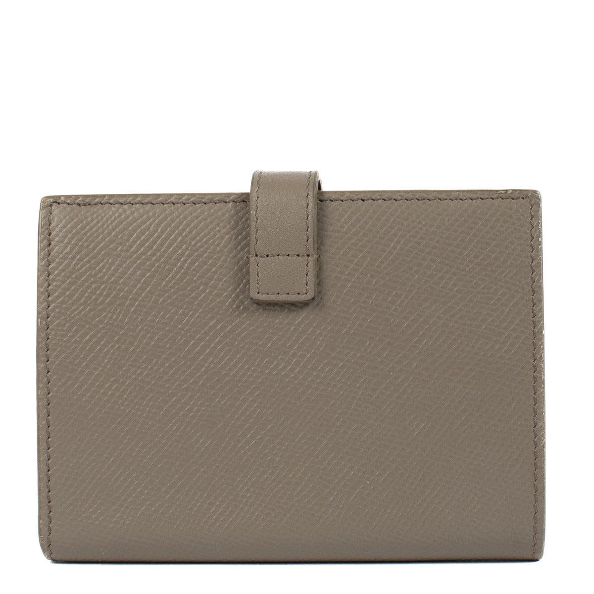 Shop safe online at Labellov in Antwerp, Brussels and Knokke this 100% authentic second hand Celine Taupe Grained Calfskin Strap Wallet. Veilig online tweedehands authentieke Céline portefeuille kopen bij Labellov.
