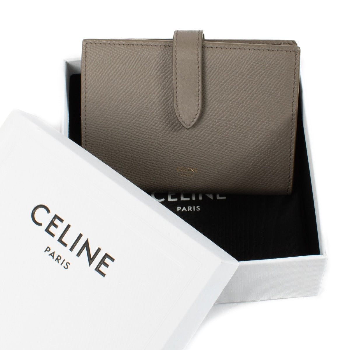Shop safe online at Labellov in Antwerp, Brussels and Knokke this 100% authentic second hand Celine Taupe Grained Calfskin Strap Wallet. Veilig online tweedehands authentieke Céline portefeuille kopen bij Labellov.
