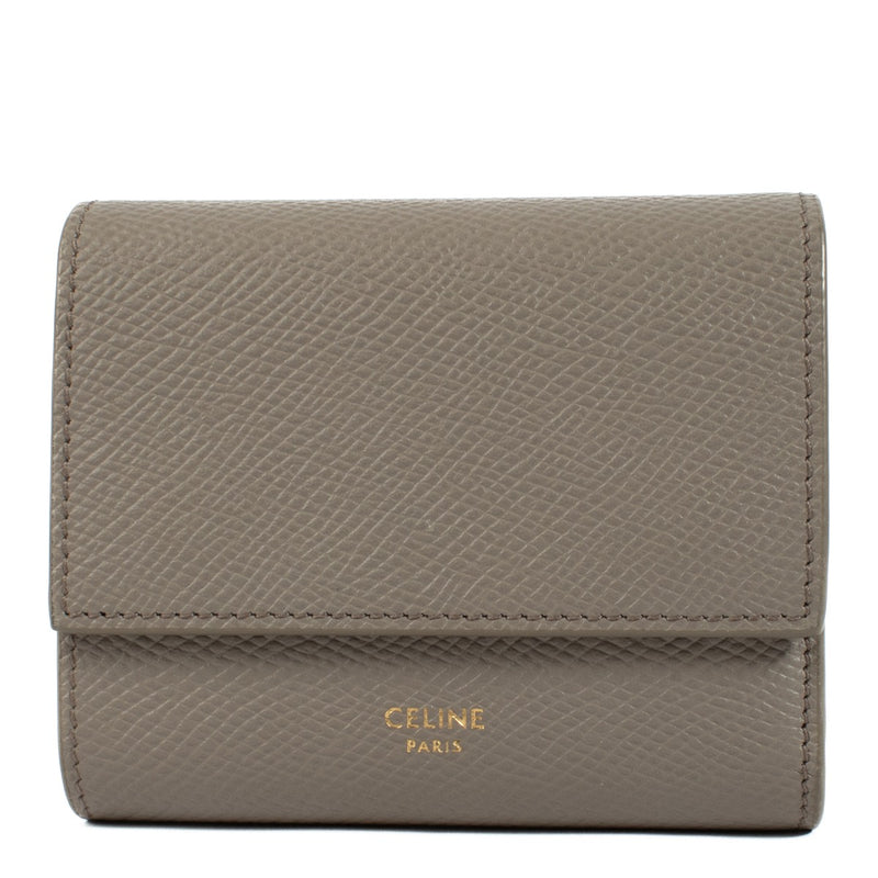 Shop safe online at Labellov in Antwerp, Brussels and Knokke this 100% authentic second hand Celine Taupe Grained Calfskin Small Trifold Wallet. Veilig online tweedehands authentieke Celine portefeuille kopen bij Labellov.