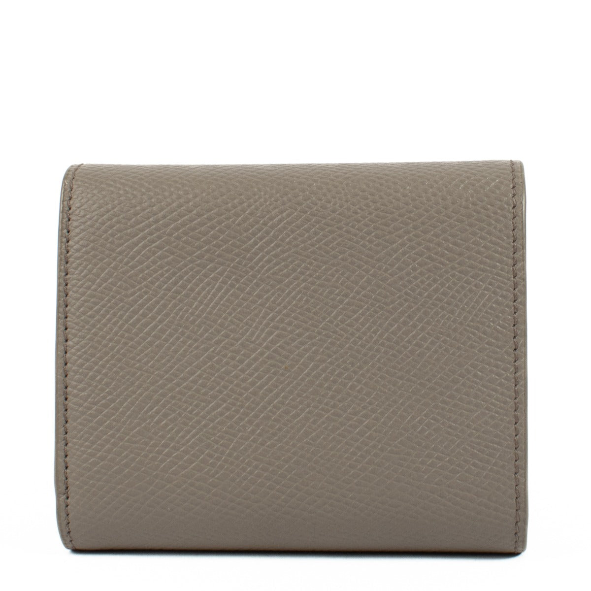 Shop safe online at Labellov in Antwerp, Brussels and Knokke this 100% authentic second hand Celine Taupe Grained Calfskin Small Trifold Wallet. Veilig online tweedehands authentieke Celine portefeuille kopen bij Labellov.