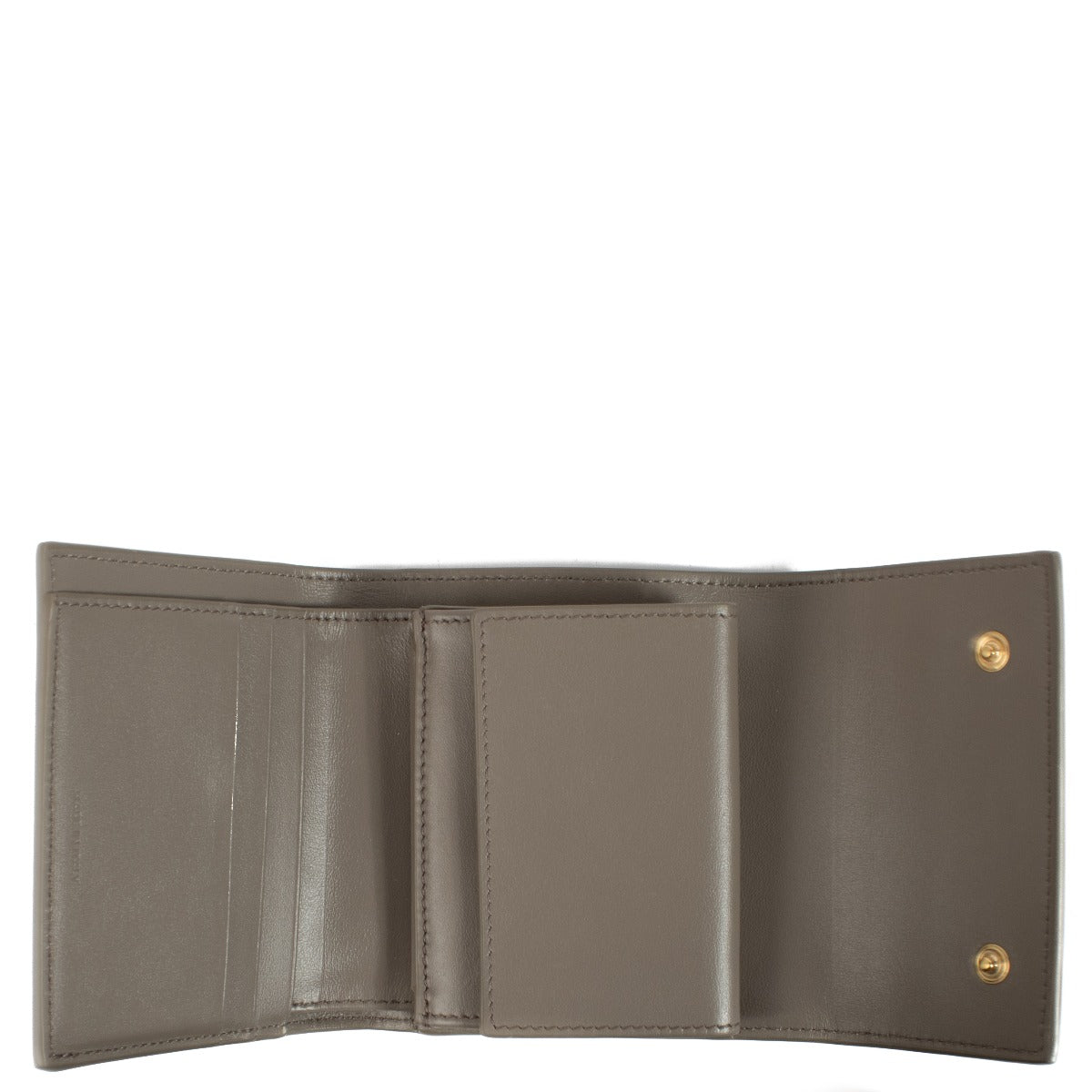 Shop safe online at Labellov in Antwerp, Brussels and Knokke this 100% authentic second hand Celine Taupe Grained Calfskin Small Trifold Wallet. Veilig online tweedehands authentieke Celine portefeuille kopen bij Labellov.