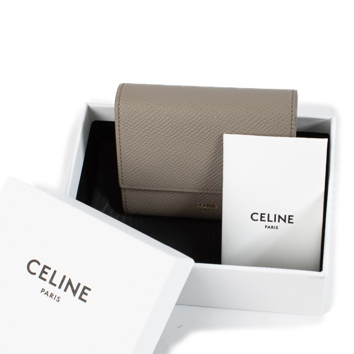 Shop safe online at Labellov in Antwerp, Brussels and Knokke this 100% authentic second hand Celine Taupe Grained Calfskin Small Trifold Wallet. Veilig online tweedehands authentieke Celine portefeuille kopen bij Labellov.