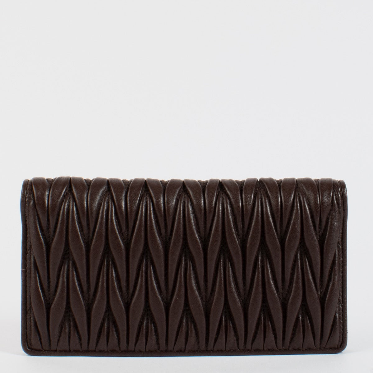 Shop safe online at Labellov in Antwerp, Brussels and Knokke this 100% authentic second hand Miu Miu Bruyère Matelasse Flap Wallet