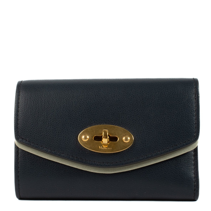 Shop safe online at Labellov in Antwerp, Brussels and Knokke this 100% authentic second hand Mulberry Blue Darley Folded Multi-Card Wallet. Veilig online tweedehands authentiek Mulberry portefeuille kopen bij Labellov.