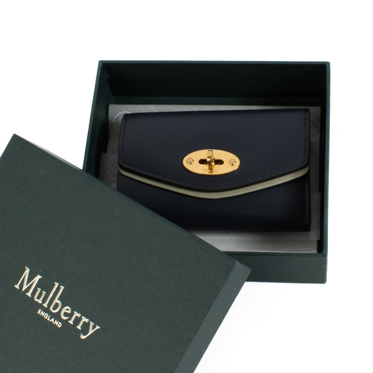 Shop safe online at Labellov in Antwerp, Brussels and Knokke this 100% authentic second hand Mulberry Blue Darley Folded Multi-Card Wallet. Veilig online tweedehands authentiek Mulberry portefeuille kopen bij Labellov.
