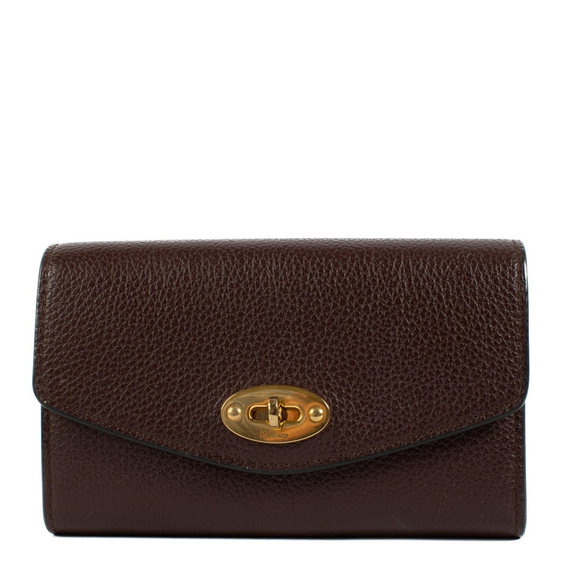 Shop safe online at Labellov in Antwerp, Brussels and Knokke this 100% authentic second hand Mulberry Black Cherry Medium Darley Wallet. Veilig online tweedehands authentieke Mulberry portefeuille kopen bij Labellov.