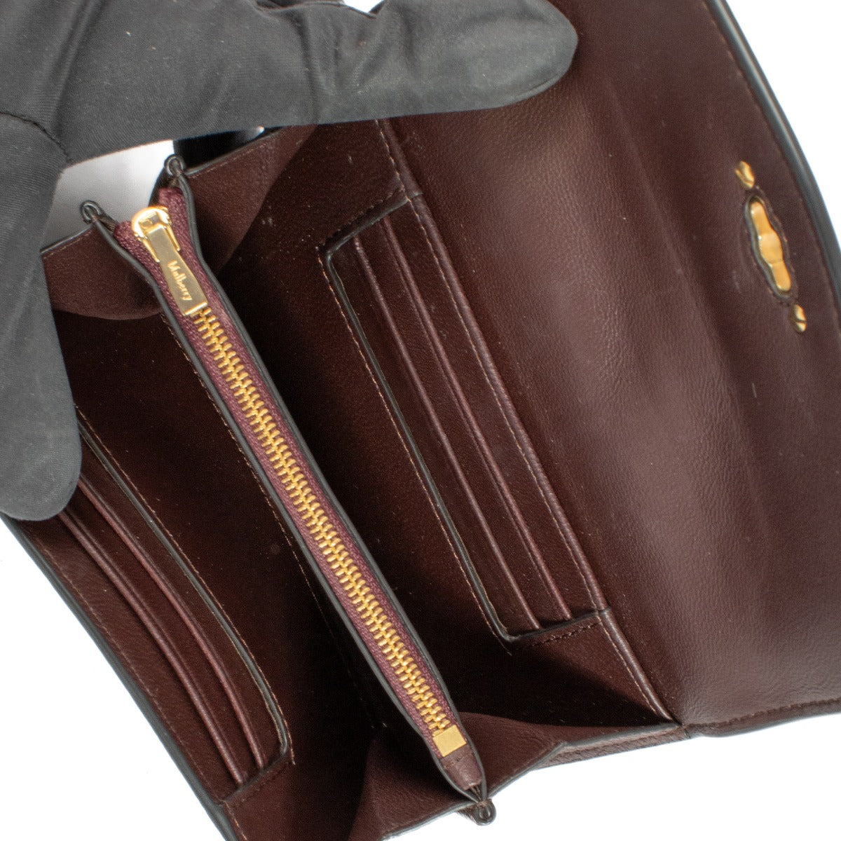 Shop safe online at Labellov in Antwerp, Brussels and Knokke this 100% authentic second hand Mulberry Black Cherry Medium Darley Wallet. Veilig online tweedehands authentieke Mulberry portefeuille kopen bij Labellov.