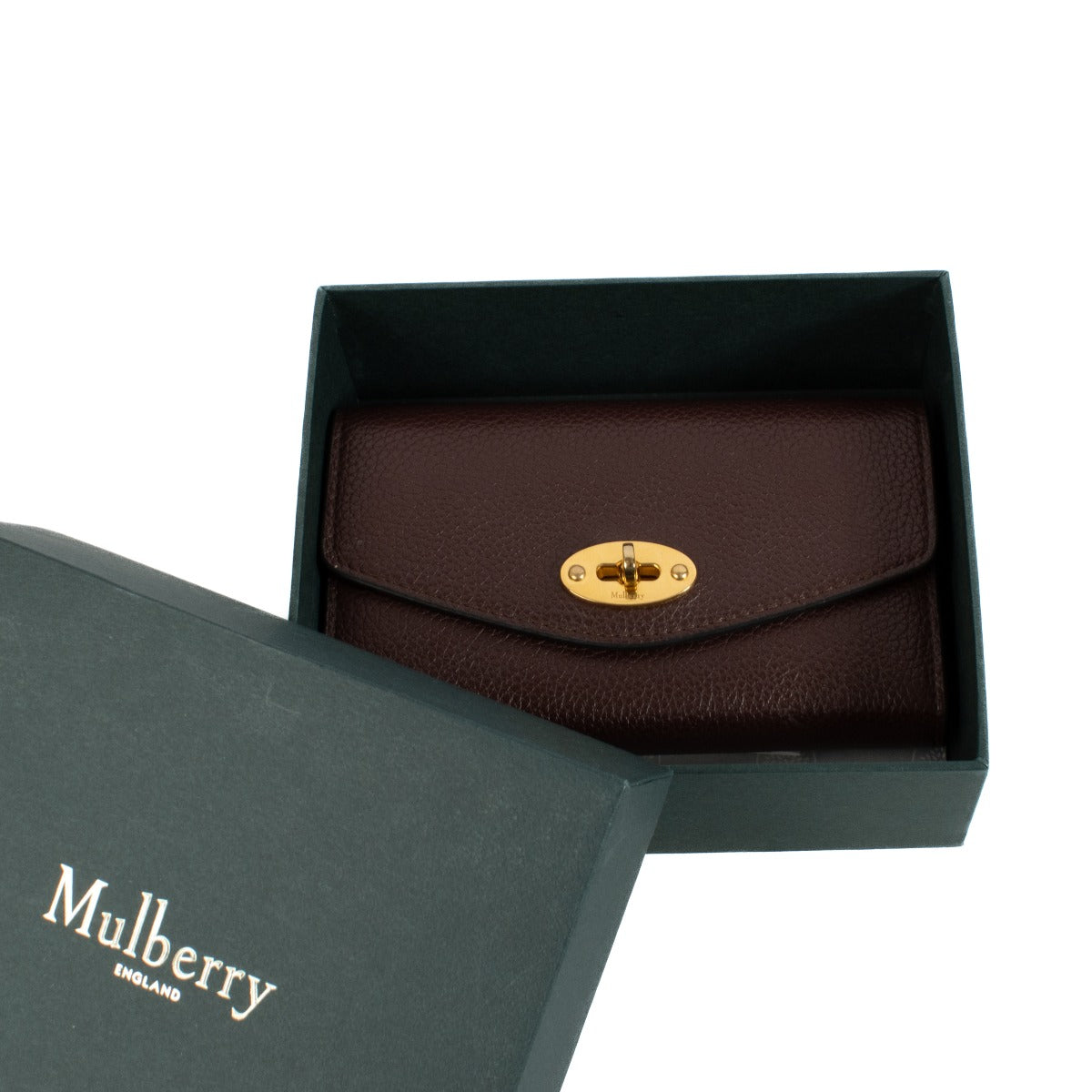 Shop safe online at Labellov in Antwerp, Brussels and Knokke this 100% authentic second hand Mulberry Black Cherry Medium Darley Wallet. Veilig online tweedehands authentieke Mulberry portefeuille kopen bij Labellov.