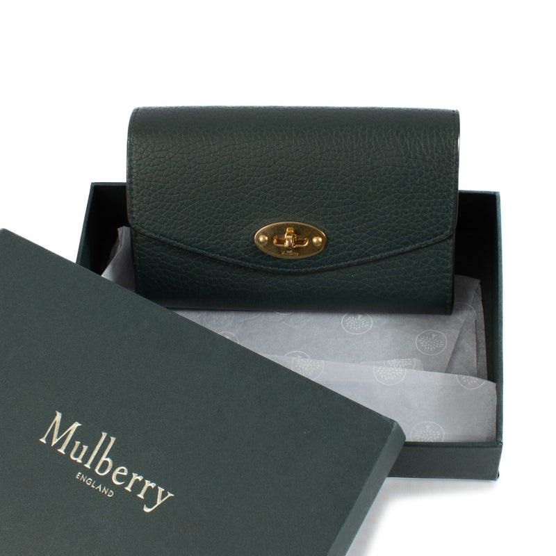 Shop safe online at Labellov in Antwerp, Brussels and Knokke this 100% authentic second hand Mulberry Green Heavy Grain Medium Darley Wallet
