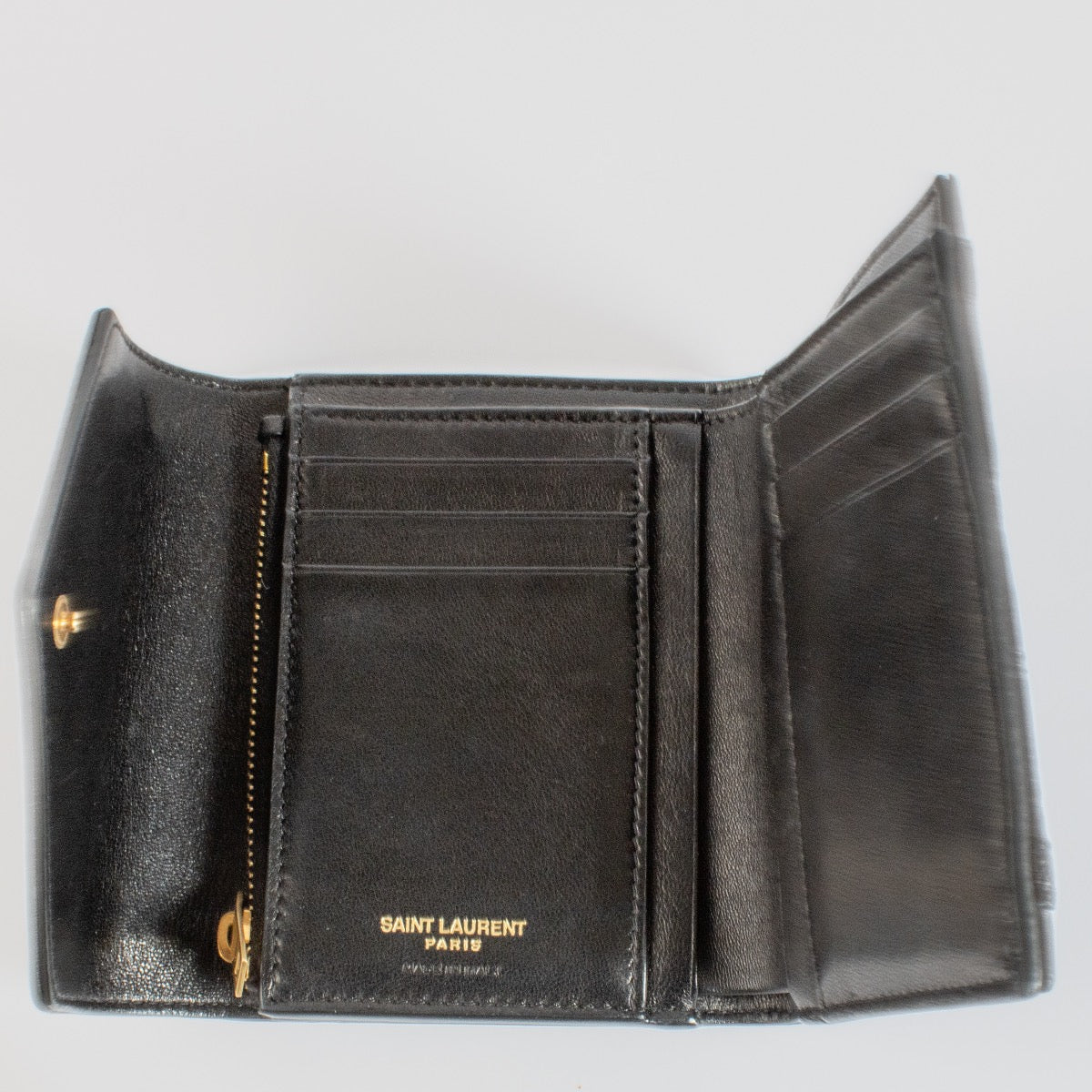 Shop safe online at Labellov in Antwerp, Brussels and knokke this 100% authentic second hand Saint Laurent Black Gabby Wallet