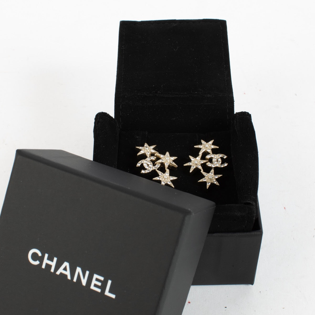 Authentic Second Hand Chanel 17V Star Crystal Earrings on Labellov.com