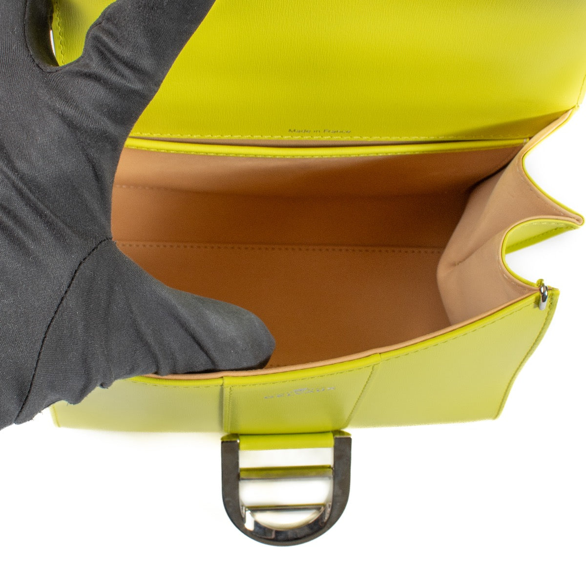 Shop safe online at Labellov in Antwerp, Brussels and Knokke this 100% authentic second hand Delvaux Lime Green Box Calf Brillant Mini. Veilig online tweedehands authentieke Delvaux Lime Green Box Calf Brillant Mini kopen bij Labellov.