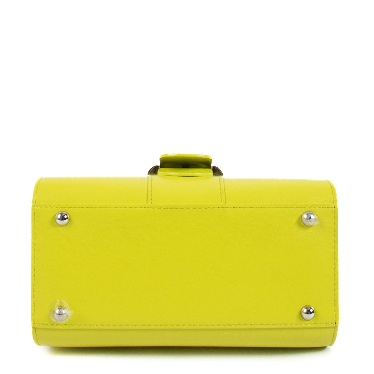 Shop safe online at Labellov in Antwerp, Brussels and Knokke this 100% authentic second hand Delvaux Lime Green Box Calf Brillant Mini. Veilig online tweedehands authentieke Delvaux Lime Green Box Calf Brillant Mini kopen bij Labellov.