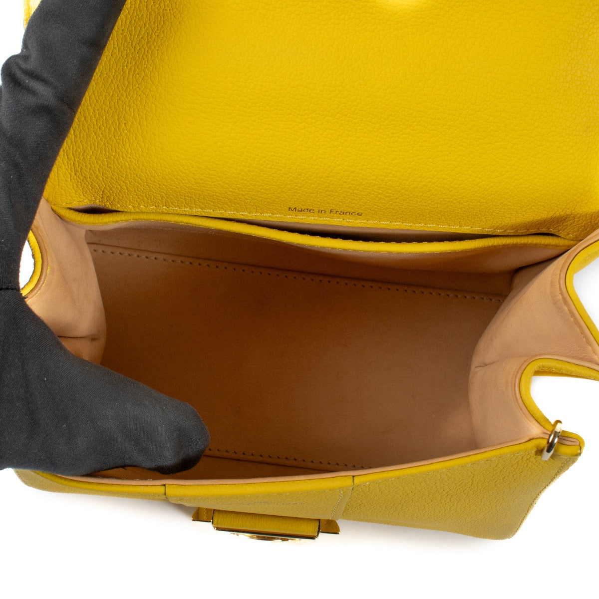 Shop safe online at Labellov in Antwerp, Brussels and Knokke this 100% authentic second hand Delvaux Safran Rodeo Calf Brillant Mini. Veilig online tweedehands authentieke Delvaux Safran Rodeo Calf Brillant Mini kopen bij Labellov.