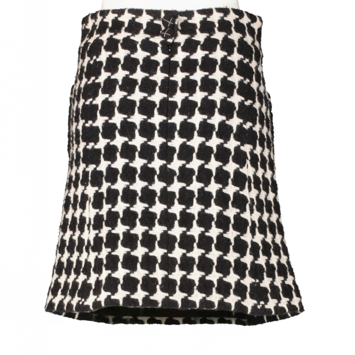shop 100% authentic second hand Chanel 07A Black & White Tweed Skirt - Size FR38 on Labellov.com