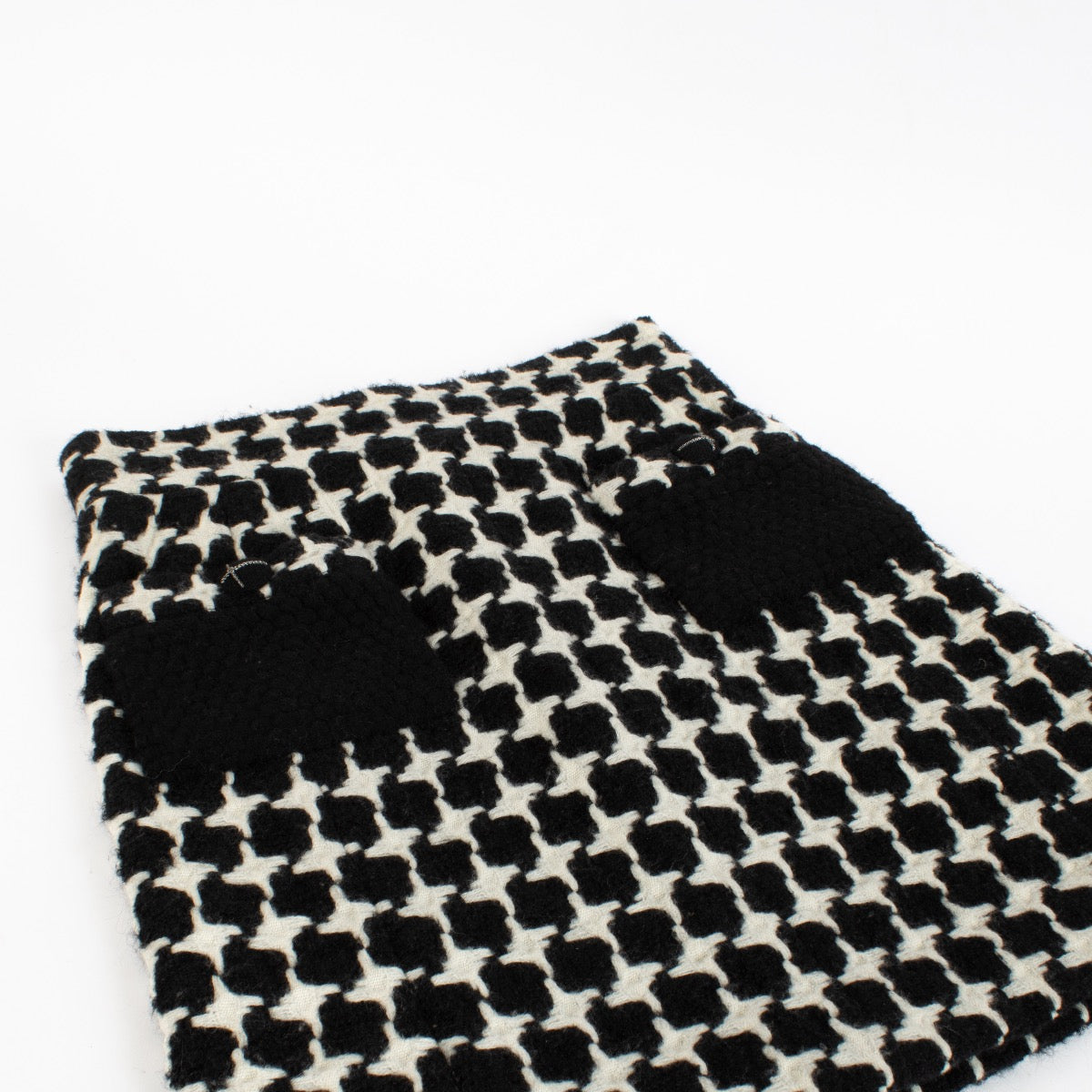 shop 100% authentic second hand Chanel 07A Black & White Tweed Skirt - Size FR38 on Labellov.com