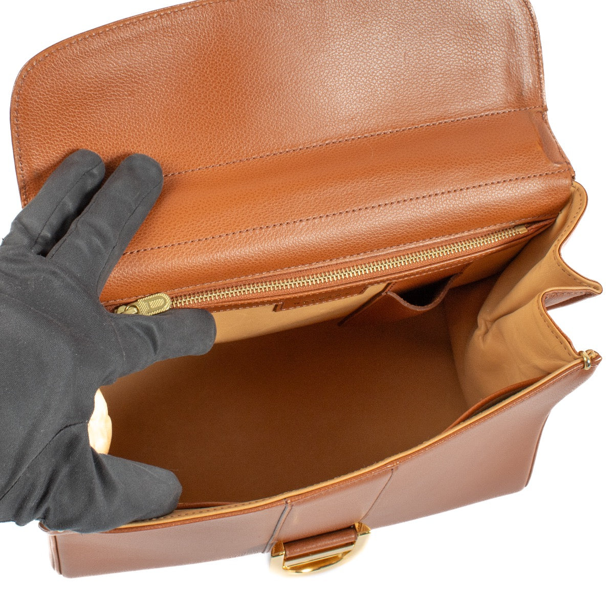 Shop safe online at Labellov in Antwerp, Brussels and Knokke this 100% authentic second hand Delvaux Alezan Jumping Brillant MM. Veilig online tweedehands authentieke Delvaux Alezan Jumping Brillant MM kopen bij Labellov.
