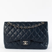 Shop safe online at Labellov in Antwerp, Brussels and Knokke this 100% authentic second hand Chanel Navy Blue Caviar Large Classic Flap Bag. Veilig online tweedehands authentieke Chanel Navy Blue Caviar Large Classic Flap Bag kopen bij Labellov