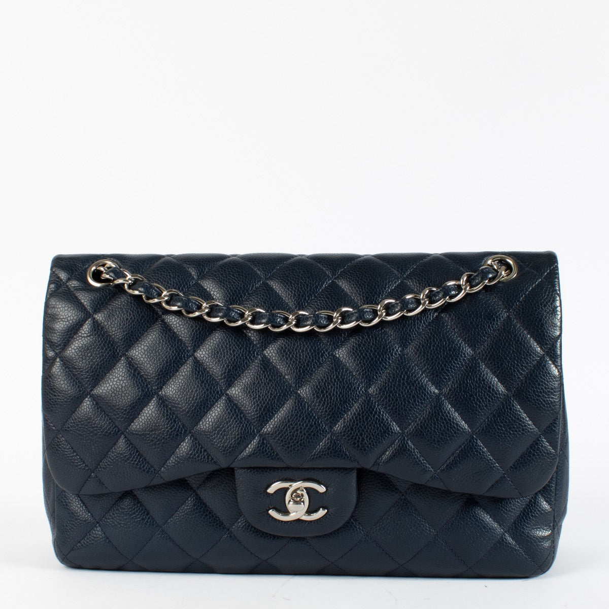 Shop safe online at Labellov in Antwerp, Brussels and Knokke this 100% authentic second hand Chanel Navy Blue Caviar Large Classic Flap Bag. Veilig online tweedehands authentieke Chanel Navy Blue Caviar Large Classic Flap Bag kopen bij Labellov