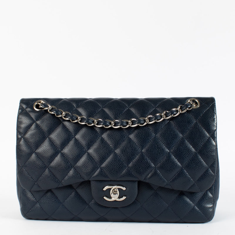 Shop safe online at Labellov in Antwerp, Brussels and Knokke this 100% authentic second hand Chanel Navy Blue Caviar Large Classic Flap Bag. Veilig online tweedehands authentieke Chanel Navy Blue Caviar Large Classic Flap Bag kopen bij Labellov