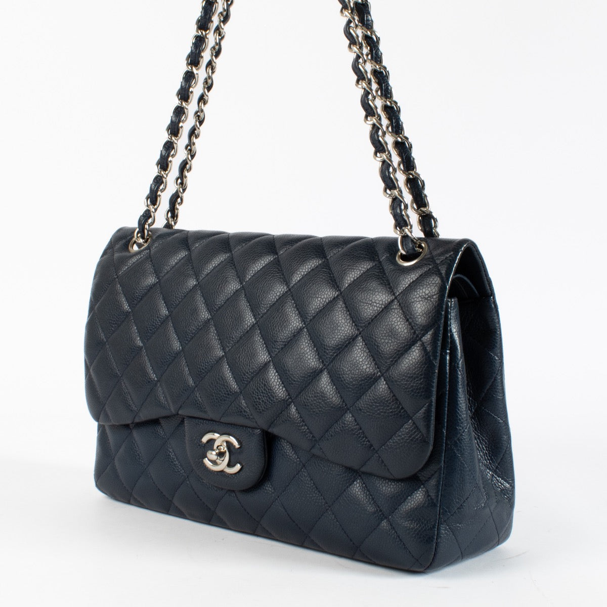 Shop safe online at Labellov in Antwerp, Brussels and Knokke this 100% authentic second hand Chanel Navy Blue Caviar Large Classic Flap Bag. Veilig online tweedehands authentieke Chanel Navy Blue Caviar Large Classic Flap Bag kopen bij Labellov