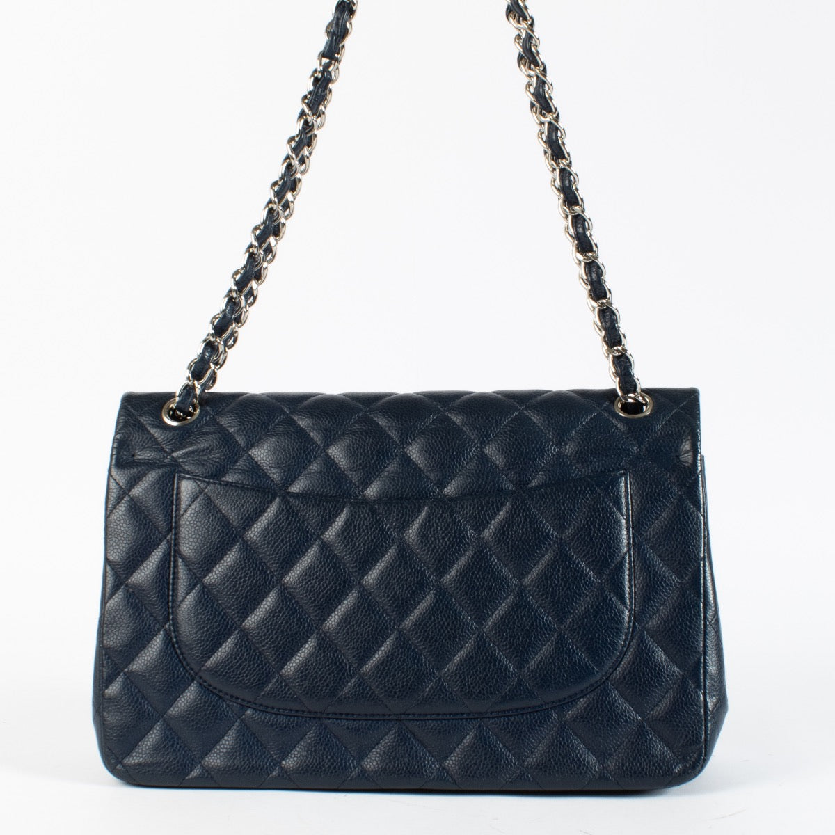 Shop safe online at Labellov in Antwerp, Brussels and Knokke this 100% authentic second hand Chanel Navy Blue Caviar Large Classic Flap Bag. Veilig online tweedehands authentieke Chanel Navy Blue Caviar Large Classic Flap Bag kopen bij Labellov