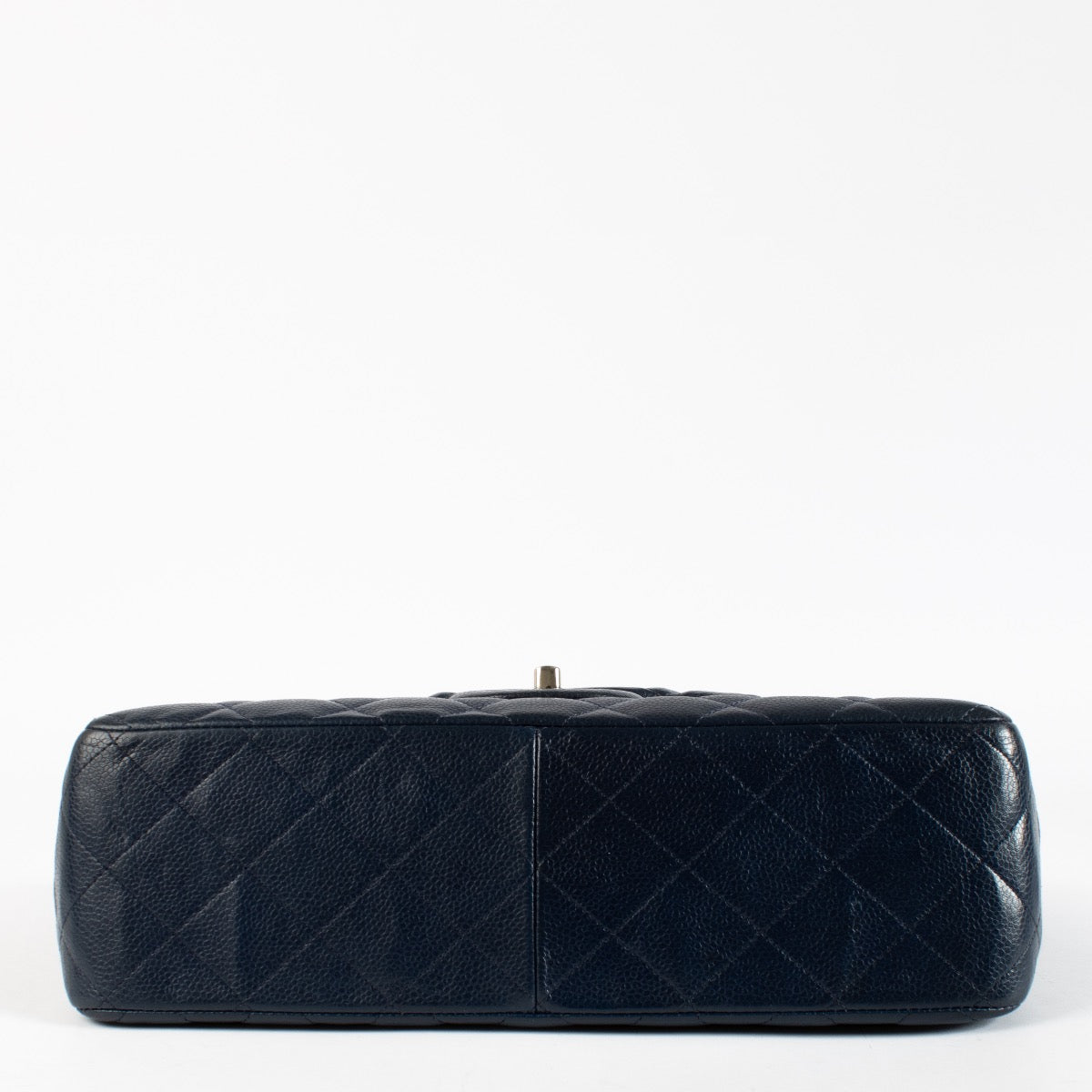 Shop safe online at Labellov in Antwerp, Brussels and Knokke this 100% authentic second hand Chanel Navy Blue Caviar Large Classic Flap Bag. Veilig online tweedehands authentieke Chanel Navy Blue Caviar Large Classic Flap Bag kopen bij Labellov