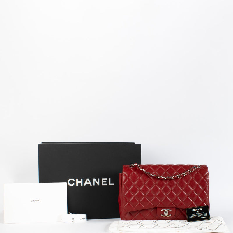 Shop safe online at Labellov in Antwerp, Brussels and Knokke this 100% authentic second hand Chanel Red Caviar Maxi Classic Flap Bag. Veilig online tweedehands authentieke Chanel Red Caviar Maxi Classic Flap Bag kopen bij Labellov.