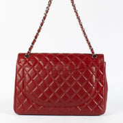 Shop safe online at Labellov in Antwerp, Brussels and Knokke this 100% authentic second hand Chanel Red Caviar Maxi Classic Flap Bag. Veilig online tweedehands authentieke Chanel Red Caviar Maxi Classic Flap Bag kopen bij Labellov.