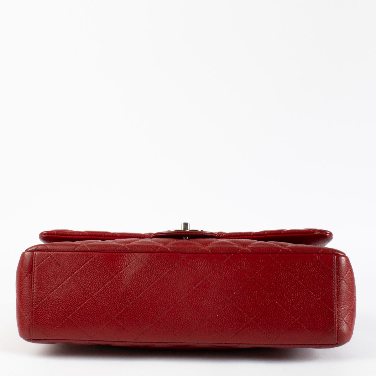 Shop safe online at Labellov in Antwerp, Brussels and Knokke this 100% authentic second hand Chanel Red Caviar Maxi Classic Flap Bag. Veilig online tweedehands authentieke Chanel Red Caviar Maxi Classic Flap Bag kopen bij Labellov.