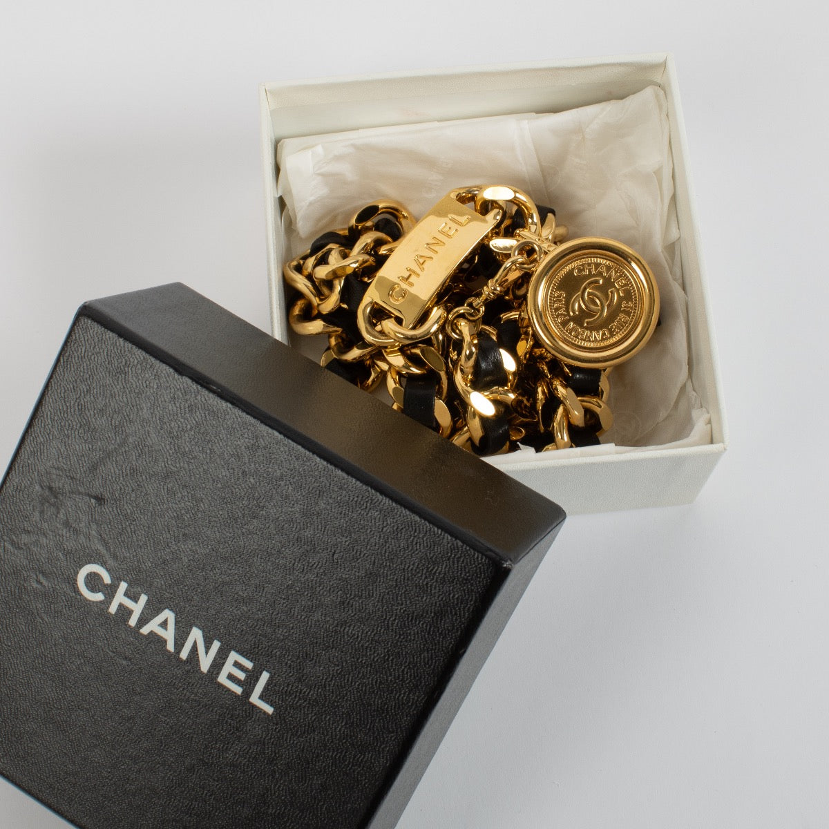 Authentic second hand Chanel Gold Chain Meddaillon Belt on Labellov.com