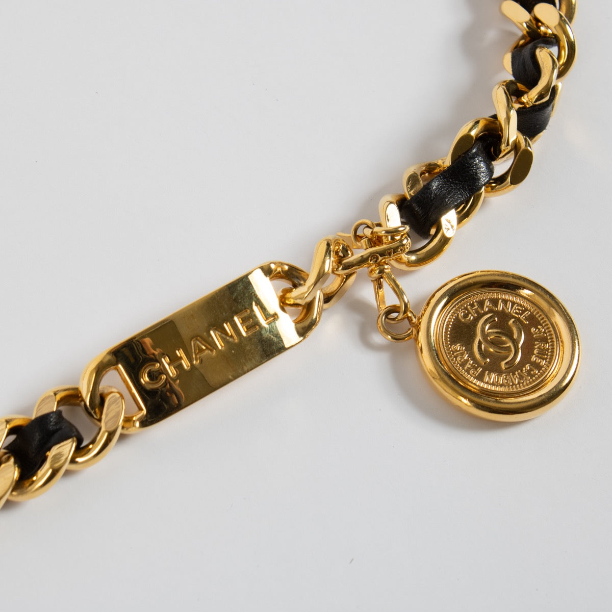 Authentic second hand Chanel Gold Chain Meddaillon Belt on Labellov.com