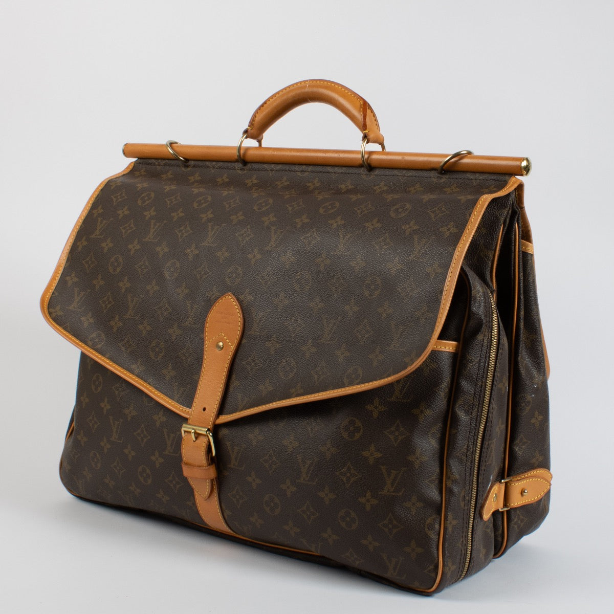 Authentic second hand Louis Vuitton Monogram Hunting Bag on Labellov.com