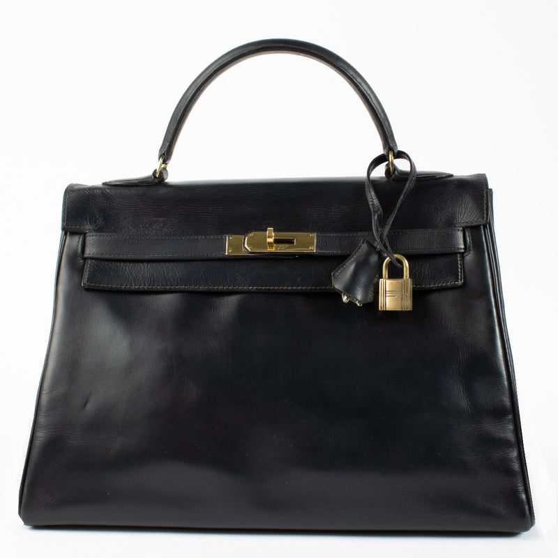 Shop safe online at Labellov in Antwerp, Brussels and KNokke this 100% authentic second hand Hermès Blue Vintage Box Calf Kelly 32. Veilig online authentieke tweedehands Hermès blauwe Vintage Box Calf Kelly 32 kopen bij labellov.