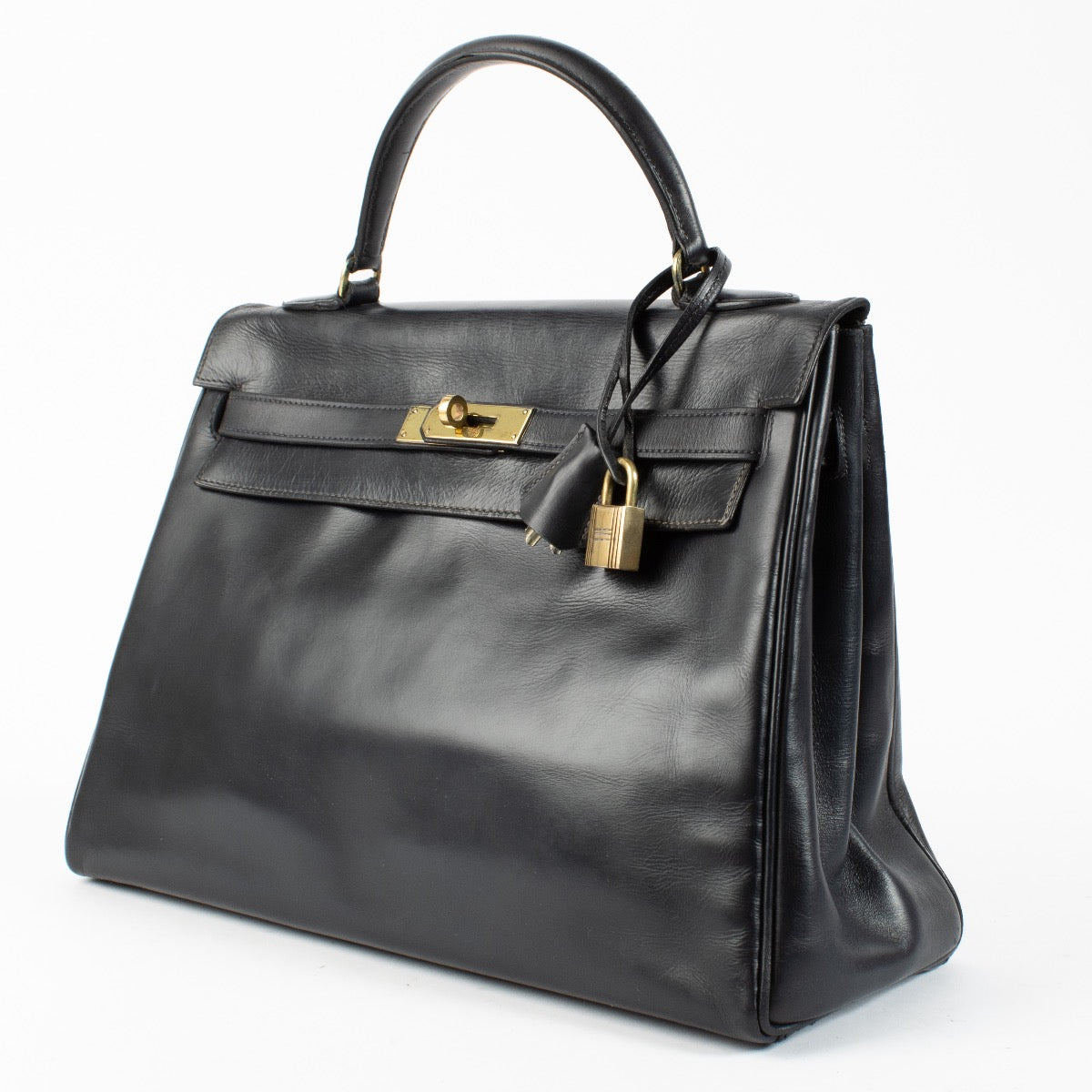 Shop safe online at Labellov in Antwerp, Brussels and KNokke this 100% authentic second hand Hermès Blue Vintage Box Calf Kelly 32. Veilig online authentieke tweedehands Hermès blauwe Vintage Box Calf Kelly 32 kopen bij labellov.
