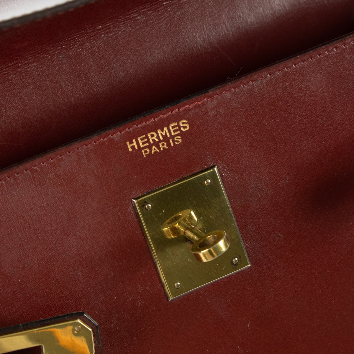 Shop safe online at Labellov in Antwerp, Brussels and Knokke this 100% authentic second hand Hermès Burgundy Box Calf Kelly 32 GHW. Veilig online tweedehands authentiek Hermès Burgundy Box Calf Kelly 32 GHW kopen bij Labellov in Antwerpen en KNokke.