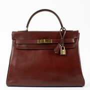 Shop safe online at Labellov in Antwerp, Brussels and Knokke this 100% authentic second hand Hermès Burgundy Box Calf Kelly 32 GHW. Veilig online tweedehands authentiek Hermès Burgundy Box Calf Kelly 32 GHW kopen bij Labellov in Antwerpen en KNokke.