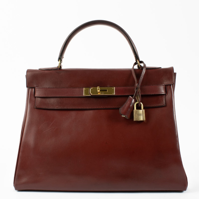 Shop safe online at Labellov in Antwerp, Brussels and Knokke this 100% authentic second hand Hermès Burgundy Box Calf Kelly 32 GHW. Veilig online tweedehands authentiek Hermès Burgundy Box Calf Kelly 32 GHW kopen bij Labellov in Antwerpen en KNokke.