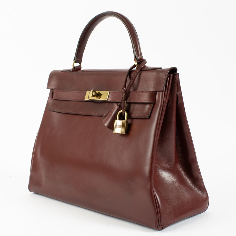 Shop safe online at Labellov in Antwerp, Brussels and Knokke this 100% authentic second hand Hermès Burgundy Box Calf Kelly 32 GHW. Veilig online tweedehands authentiek Hermès Burgundy Box Calf Kelly 32 GHW kopen bij Labellov in Antwerpen en KNokke.
